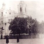 Ilustracja do artykułu kościół parafialny w Suchowoli lata 20te XX w . w tle ks. probo.jpg